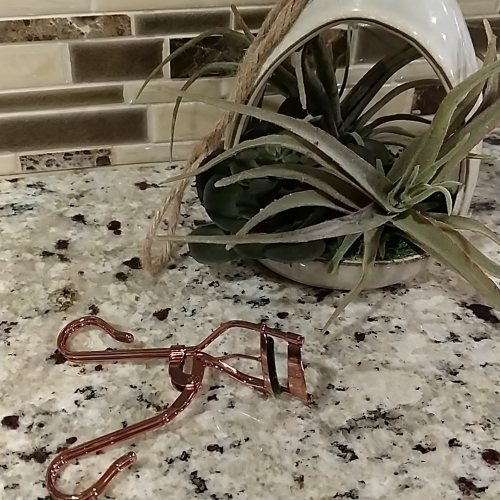 Emite Makeup eyelash curler in the color rose gold